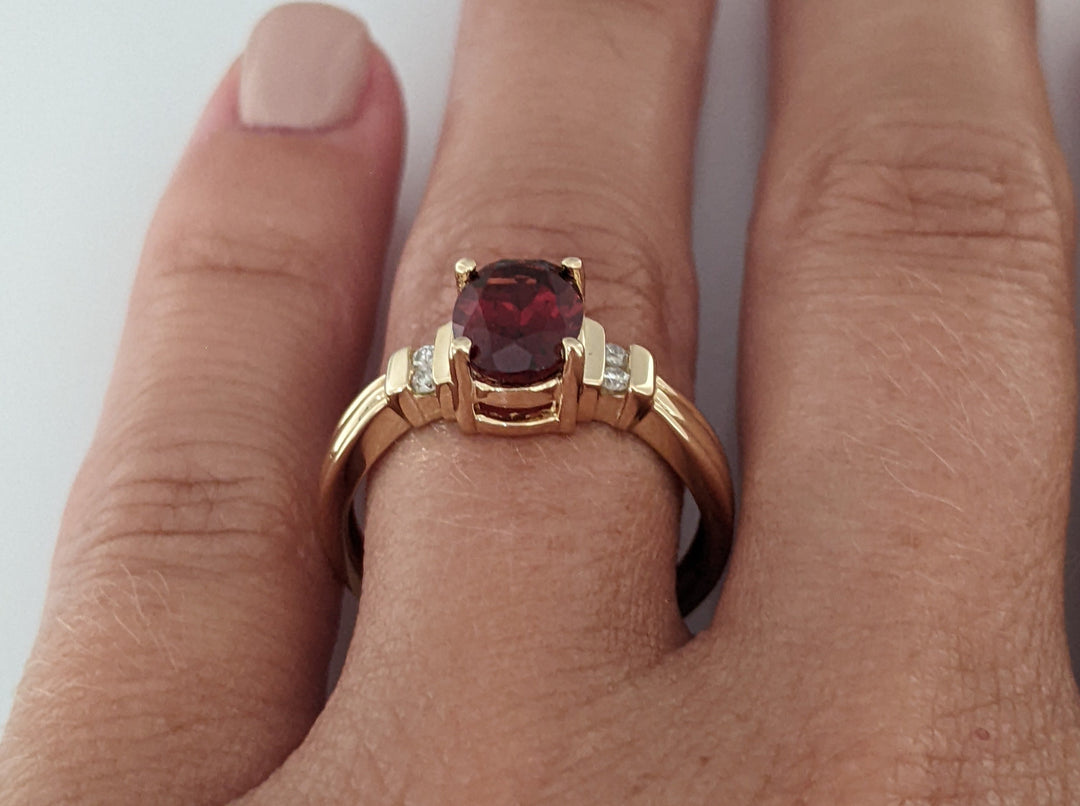 14K GARNET OVAL 6X8 WITH (4) MELEE ESTATE RING 2.7 GRAMS