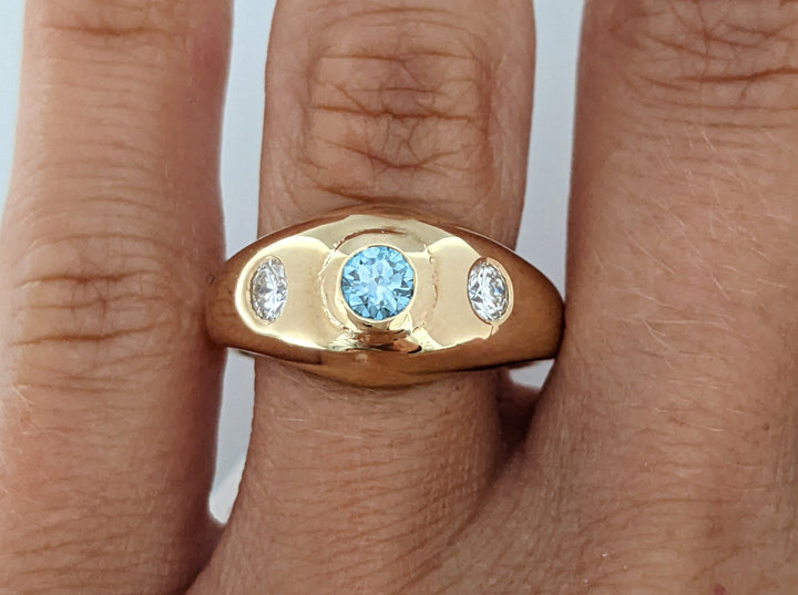 14K .54 CARAT TOTAL WEIGHT BLUE (1) I1 G DIAMOND ROUND (2) FLUSH SET ESTATE BAND 7.0 GRAMS