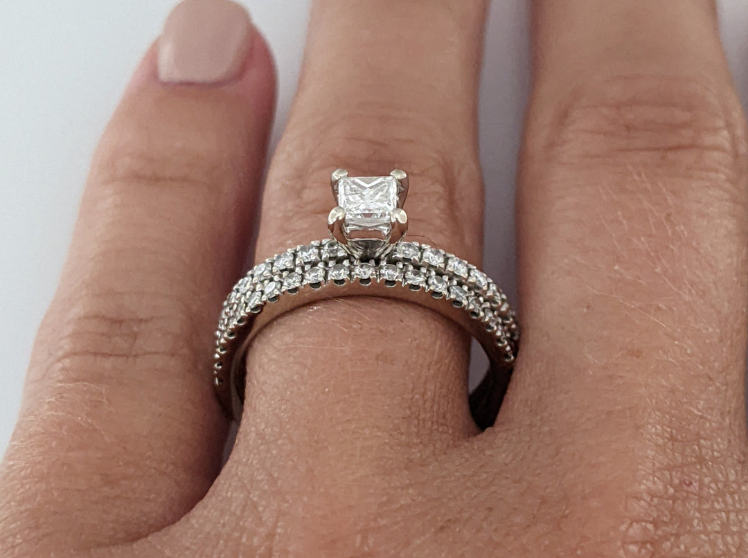 14K WHITE .65 CARAT TOTAL WEIGHT I1 G DIAMOND PRINCESS CUT (1) ROUND (39) ESTATE RING/BAND 4.3 GRAMS