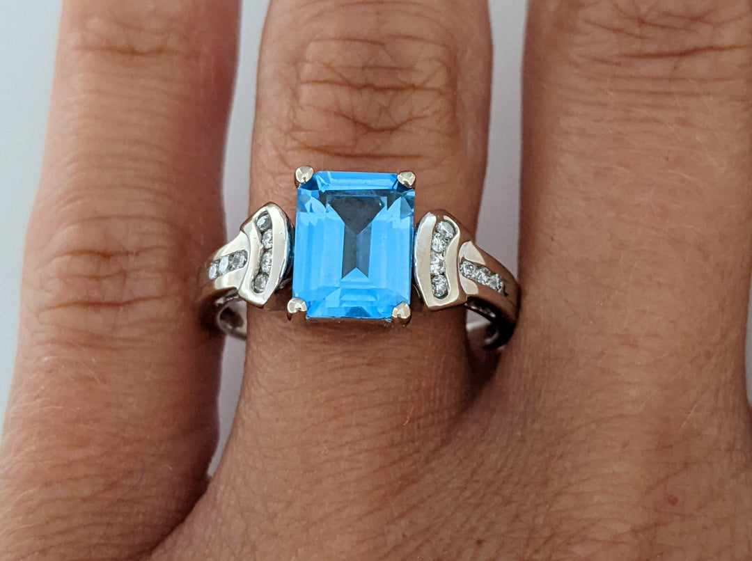 14K WHITE BLUE TOPAZ EMERALD CUT 7X9 WITH (14) MELEE ESTATE RING 4.2 GRAMS