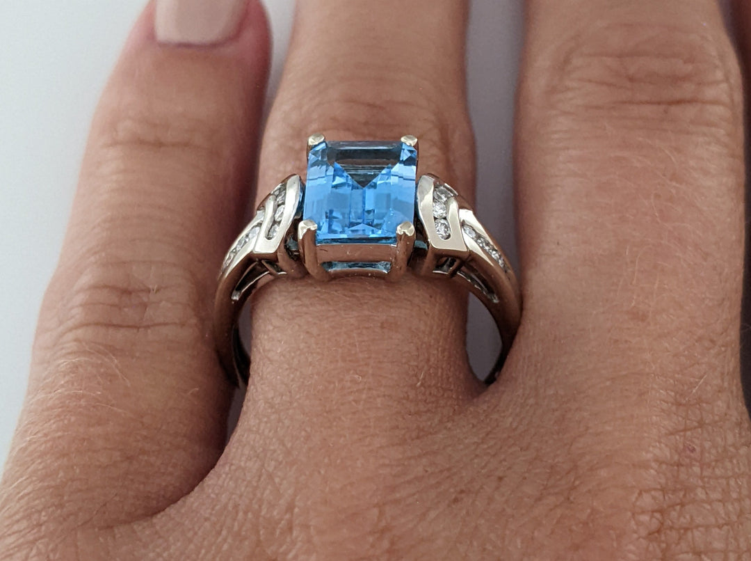 14K WHITE BLUE TOPAZ EMERALD CUT 7X9 WITH (14) MELEE ESTATE RING 4.2 GRAMS