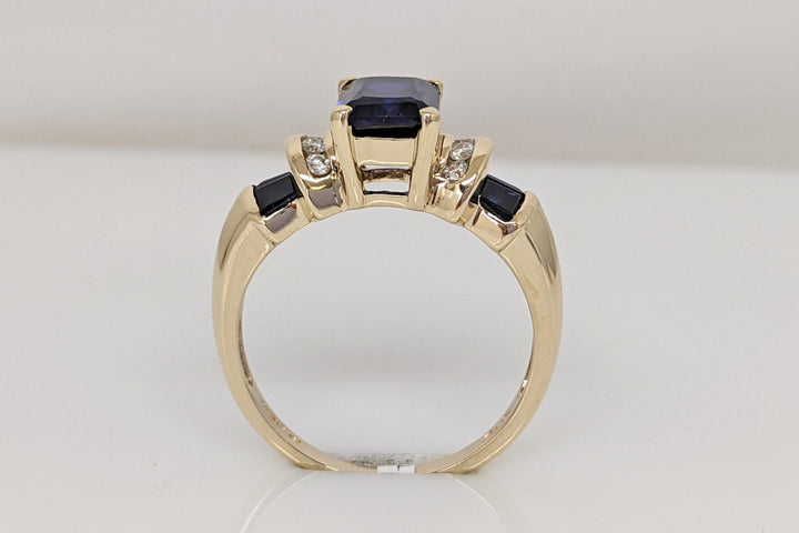 10K LAB CREATED SAPPHIRE EMERALD CUT 6X8 WITH (4) BAGUETTE AND (8) DIAMOND .12CTW ESTATE RING 4.1 GRAMS