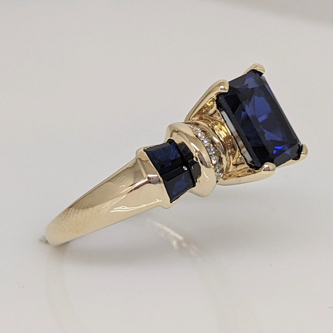 10K LAB CREATED SAPPHIRE EMERALD CUT 6X8 WITH (4) BAGUETTE AND (8) DIAMOND .12CTW ESTATE RING 4.1 GRAMS