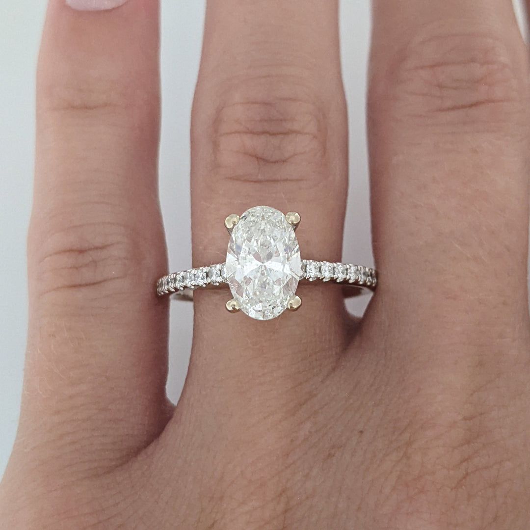 18K WHITE 1.90 CARAT TOTAL WEIGHT I1 I DIAMOND OVAL (1) ROUND (18) ESTATE RING 3.5 GRAMS