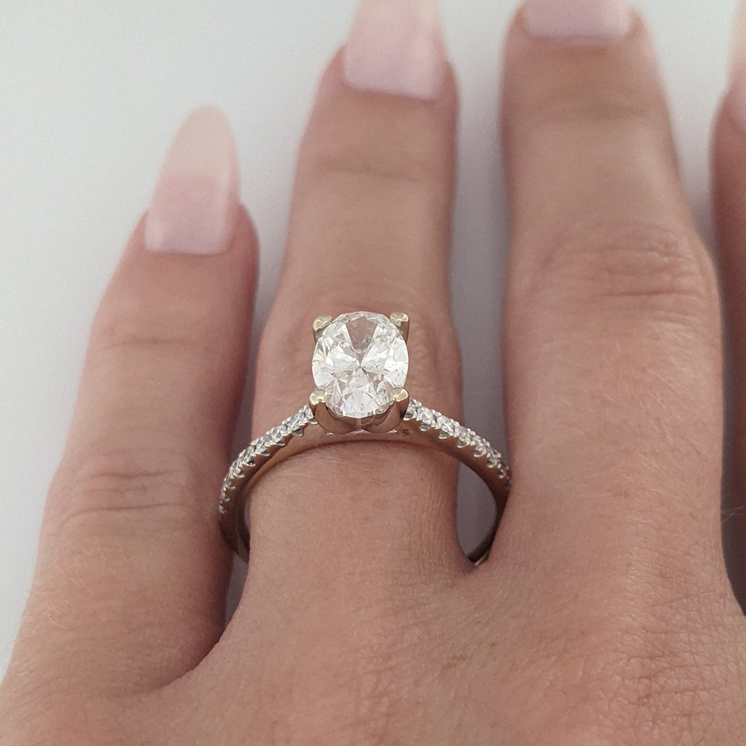 18K WHITE 1.90 CARAT TOTAL WEIGHT I1 I DIAMOND OVAL (1) ROUND (18) ESTATE RING 3.5 GRAMS