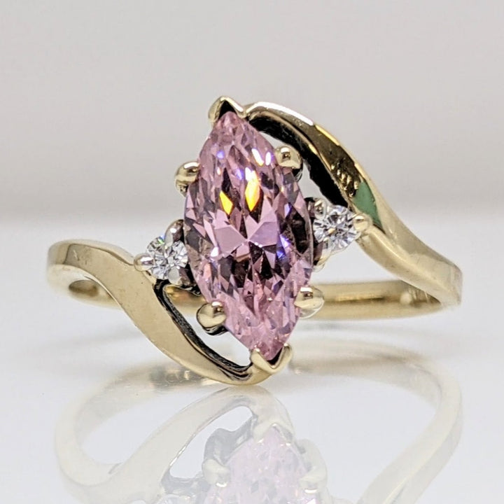 10K PINK CUBIC ZIRCONIA MARQUISE 5X10 WITH (2) ROUND WHITE CUBIC ZIRCONIA ESTATE RING 2.4 GRAMS