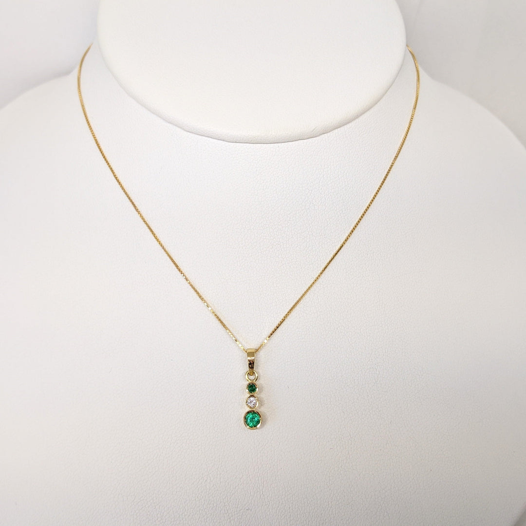 18K EMERALD ROUND 4MM (1) 2MM (1) WITH .06CT DIAMOND (1) BEZEL ESTATE PENDANT & 14K CHAIN 3.3 GRAMS