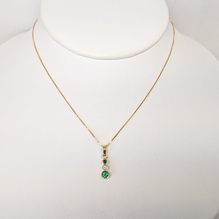 18K EMERALD ROUND 4MM (1) 2MM (1) WITH .06CT DIAMOND (1) BEZEL ESTATE PENDANT & 14K CHAIN 3.3 GRAMS