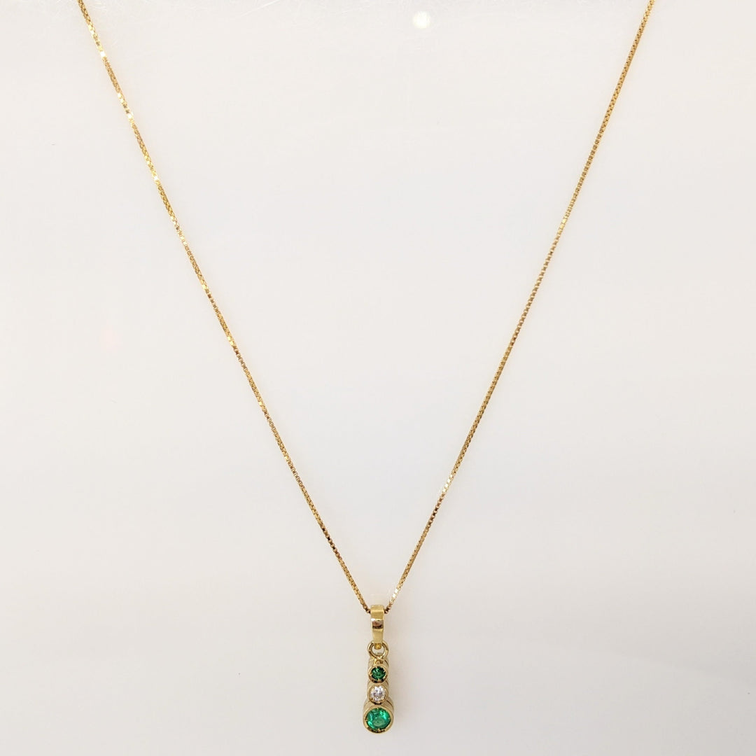 18K EMERALD ROUND 4MM (1) 2MM (1) WITH .06CT DIAMOND (1) BEZEL ESTATE PENDANT & 14K CHAIN 3.3 GRAMS