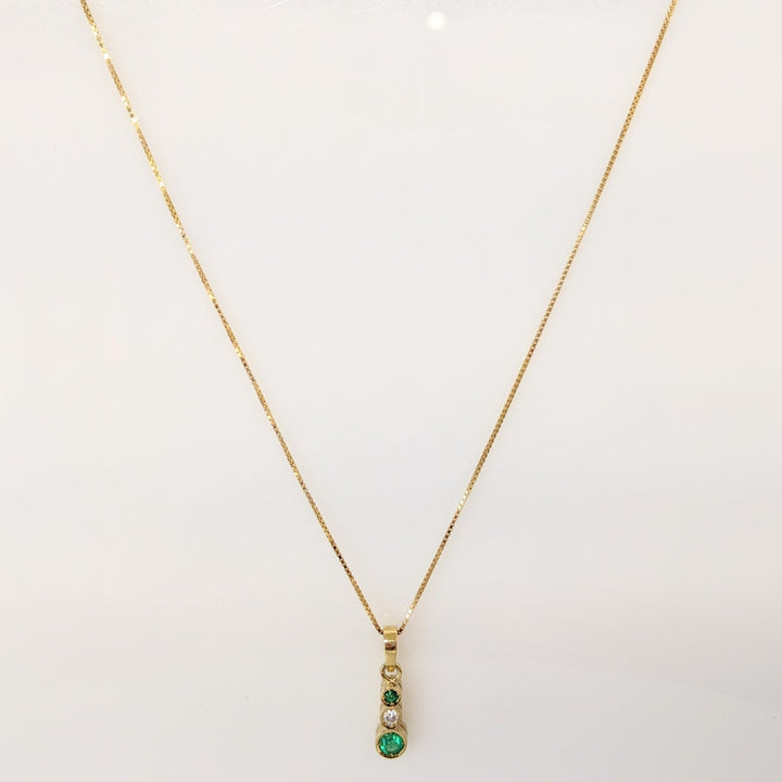 18K EMERALD ROUND 4MM (1) 2MM (1) WITH .06CT DIAMOND (1) BEZEL ESTATE PENDANT & 14K CHAIN 3.3 GRAMS