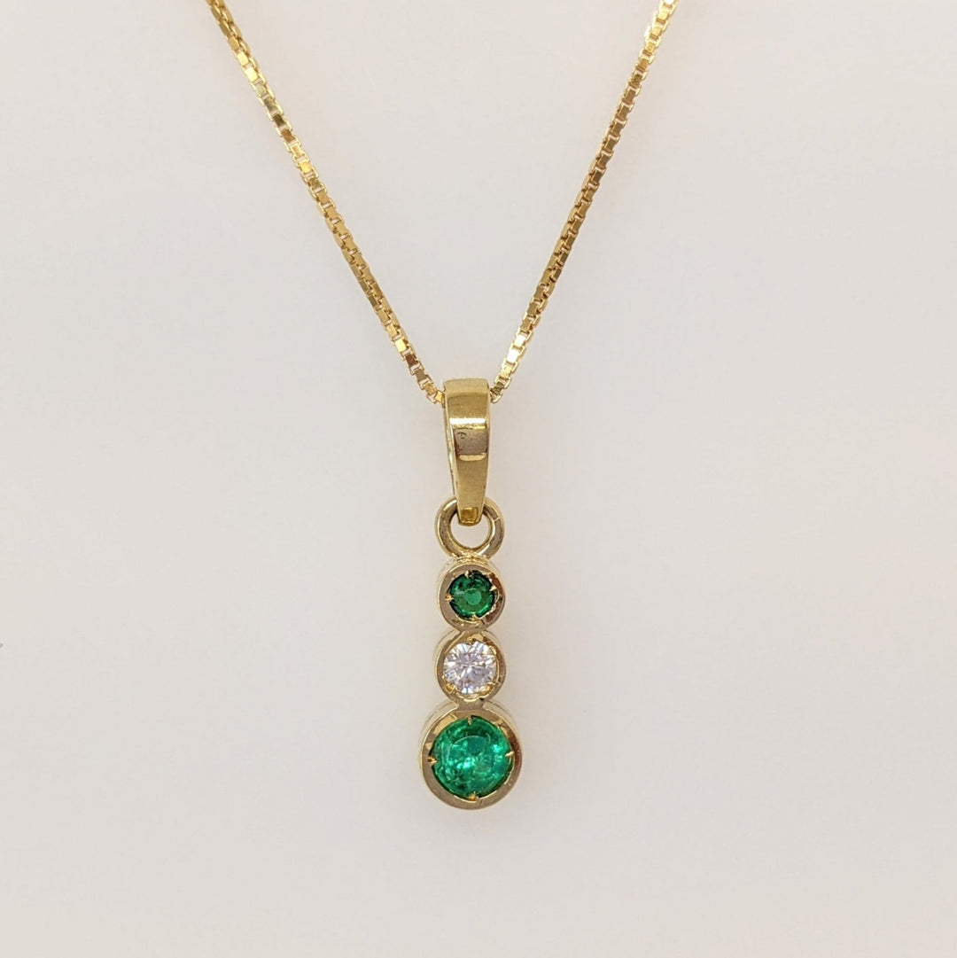 18K EMERALD ROUND 4MM (1) 2MM (1) WITH .06CT DIAMOND (1) BEZEL ESTATE PENDANT & 14K CHAIN 3.3 GRAMS