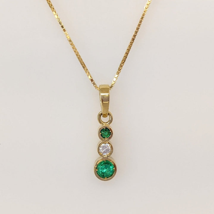 18K EMERALD ROUND 4MM (1) 2MM (1) WITH .06CT DIAMOND (1) BEZEL ESTATE PENDANT & 14K CHAIN 3.3 GRAMS