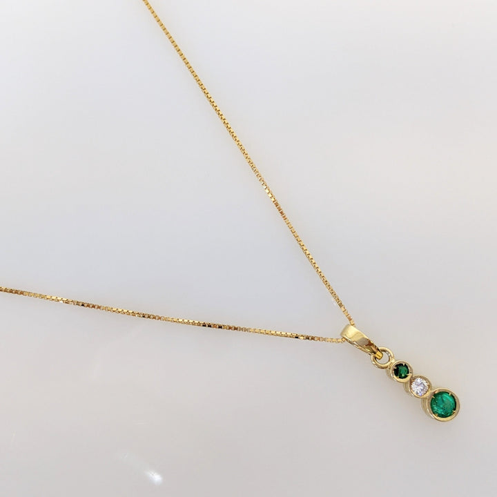 18K EMERALD ROUND 4MM (1) 2MM (1) WITH .06CT DIAMOND (1) BEZEL ESTATE PENDANT & 14K CHAIN 3.3 GRAMS