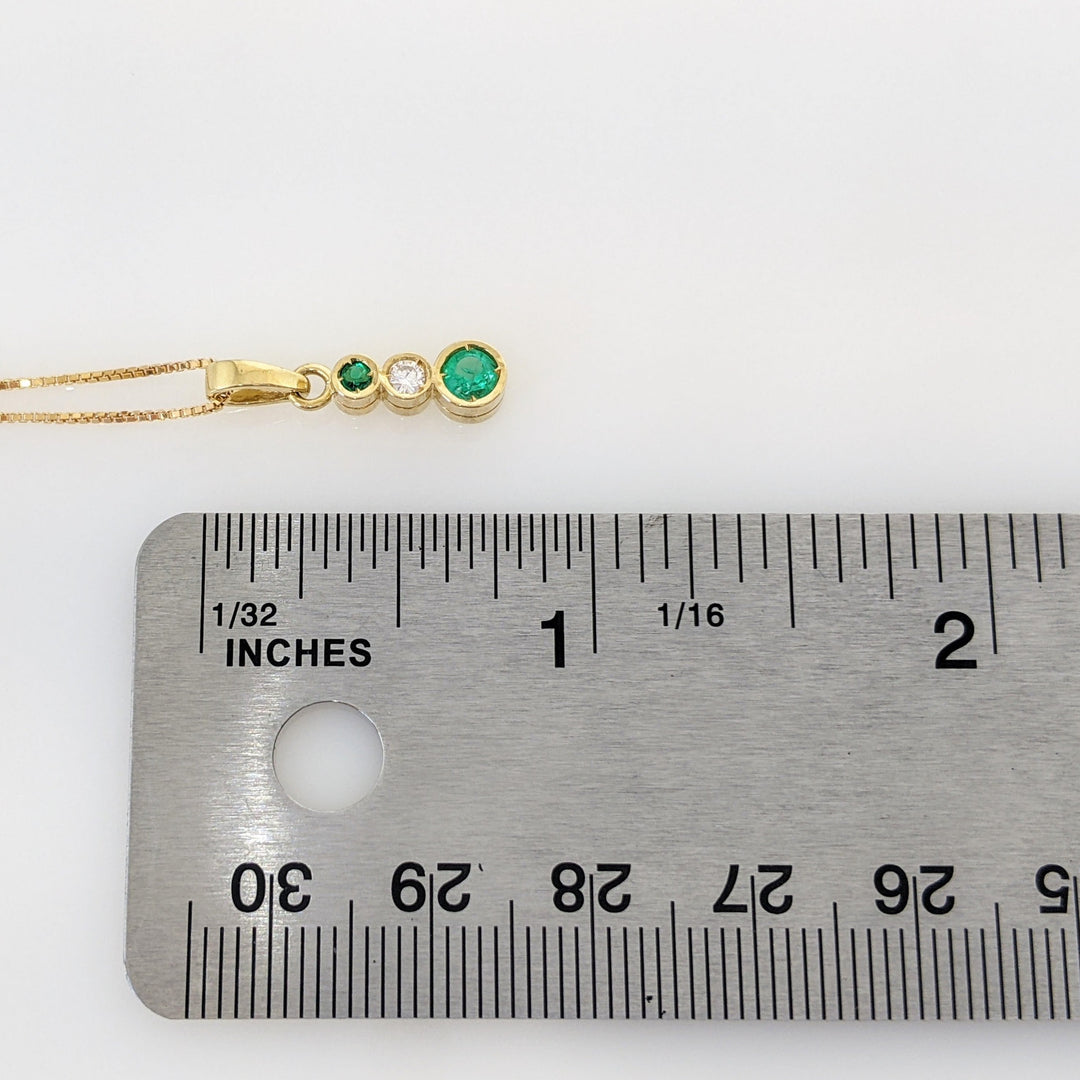 18K EMERALD ROUND 4MM (1) 2MM (1) WITH .06CT DIAMOND (1) BEZEL ESTATE PENDANT & 14K CHAIN 3.3 GRAMS