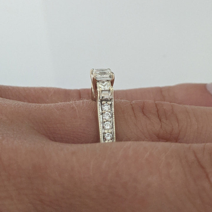 14KW .65 CARAT TOTAL WEIGHT SI1 G DIAMOND PRINCESS CUT (3) ROUND (10) ESTATE RING 4.9 GRAMS