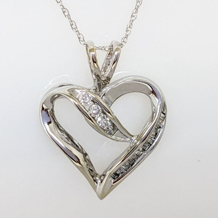 10K WHITE .22CTW I1 I DIAMOND ROUND (4) BAGUETTE (12) ESTATE HEART PENDANT & CHAIN 2.5 GRAMS