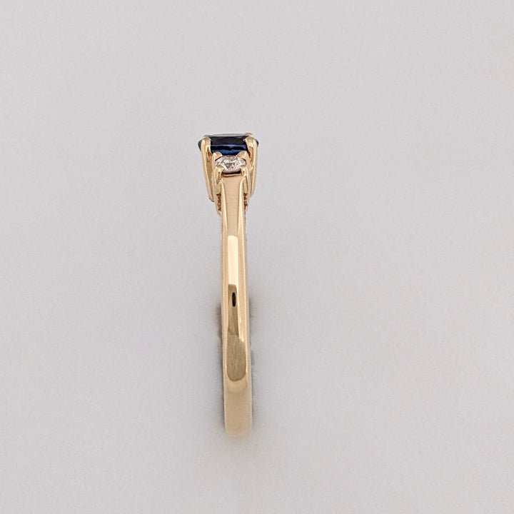 14K SAPPHIRE "A" OVAL WITH .12DTW (2) ESTATE RING 2.2 GRAMS