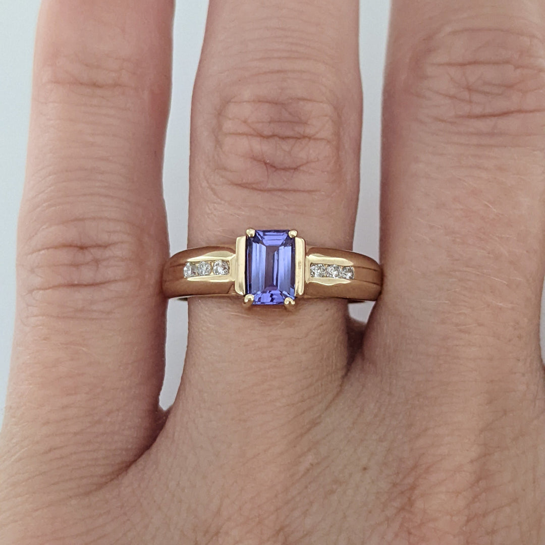 14K TANZANITE EMERALD CUT 4X6 WITH (6) MELEE ESTATE RING 3.1 GRAMS