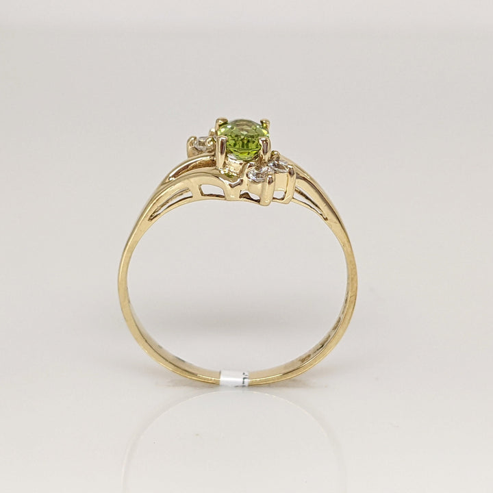 10K PERIDOT OVAL 4X6 WITH (4) CUBIC ZIRCONIA ESTATE RING 1.4 GRAMS