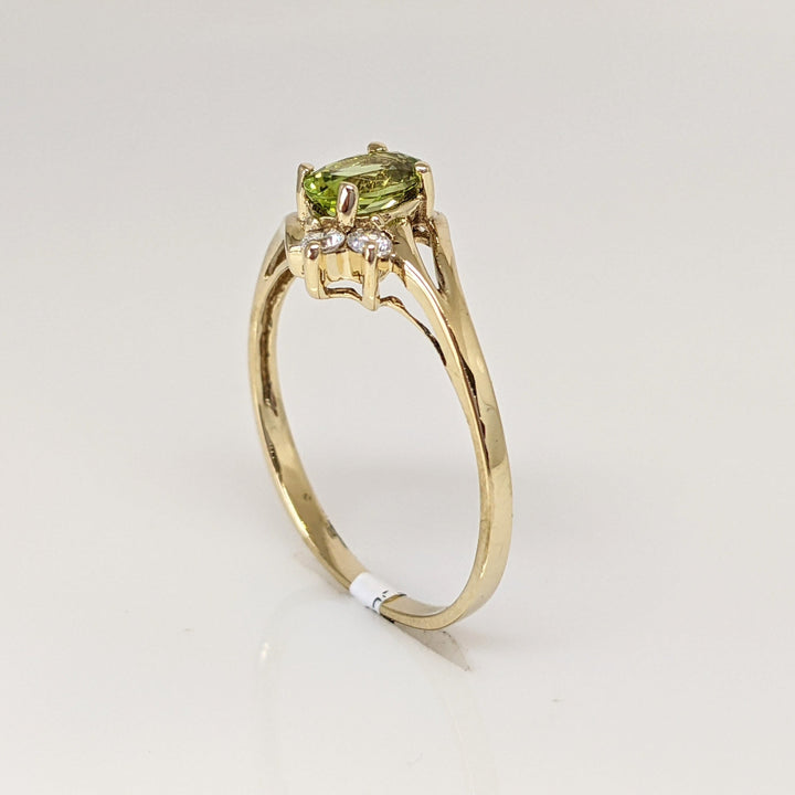 10K PERIDOT OVAL 4X6 WITH (4) CUBIC ZIRCONIA ESTATE RING 1.4 GRAMS