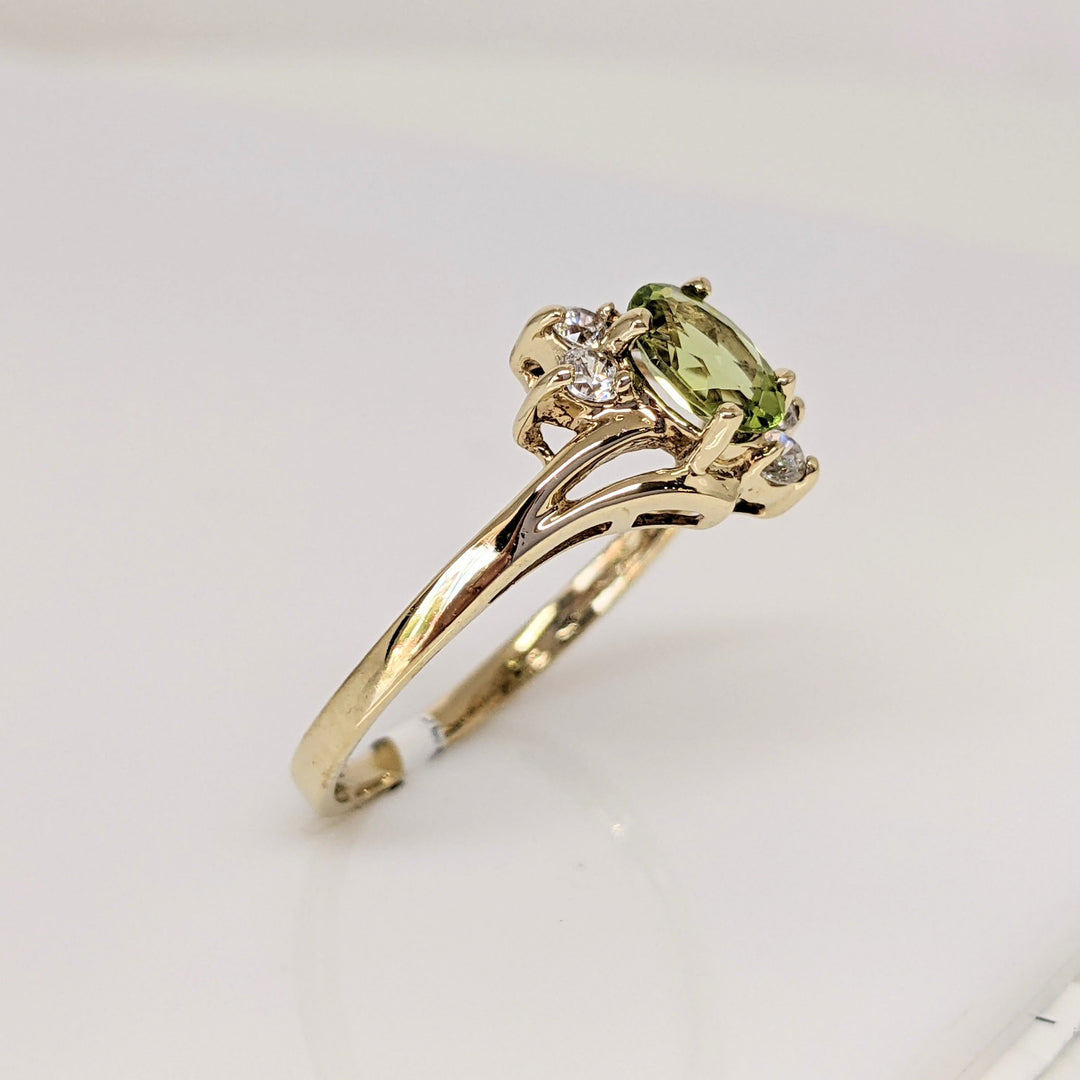 10K PERIDOT OVAL 4X6 WITH (4) CUBIC ZIRCONIA ESTATE RING 1.4 GRAMS