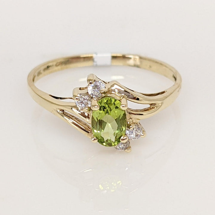 10K PERIDOT OVAL 4X6 WITH (4) CUBIC ZIRCONIA ESTATE RING 1.4 GRAMS