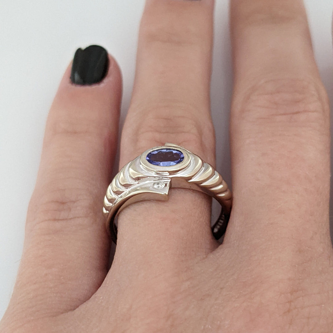 14K WHITE TANZANITE OVAL 4X6 WITH (2) MELEE RIBBED ESTATE RING 3.3 GRAMS