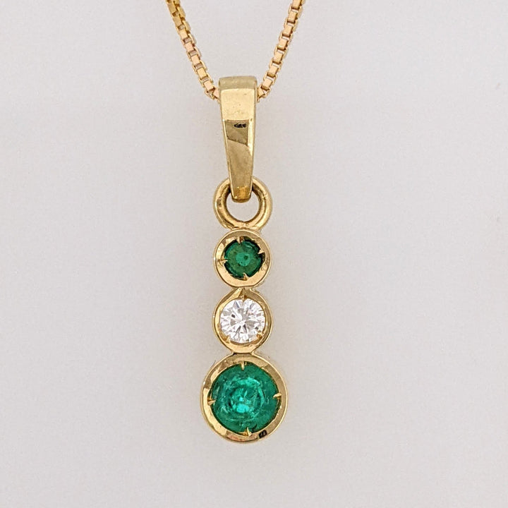 18K EMERALD ROUND 4MM (1) 2MM (1) WITH .06CT DIAMOND (1) BEZEL ESTATE PENDANT & 14K CHAIN 3.3 GRAMS