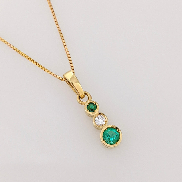 18K EMERALD ROUND 4MM (1) 2MM (1) WITH .06CT DIAMOND (1) BEZEL ESTATE PENDANT & 14K CHAIN 3.3 GRAMS