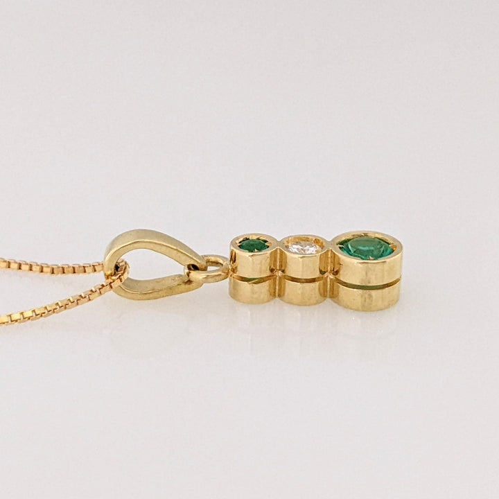 18K EMERALD ROUND 4MM (1) 2MM (1) WITH .06CT DIAMOND (1) BEZEL ESTATE PENDANT & 14K CHAIN 3.3 GRAMS