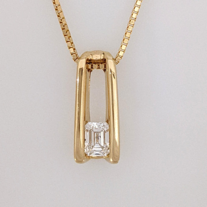 14K .27CT SI2 I DIAMOND EMERALD CUT BAR SET ESTATE PENDANT & CHAIN 3.9 GRAMS