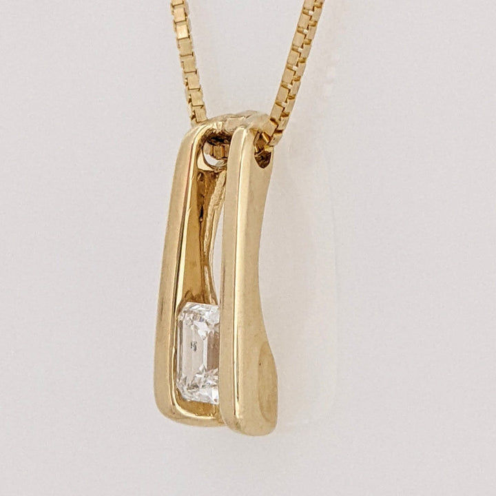 14K .27CT SI2 I DIAMOND EMERALD CUT BAR SET ESTATE PENDANT & CHAIN 3.9 GRAMS