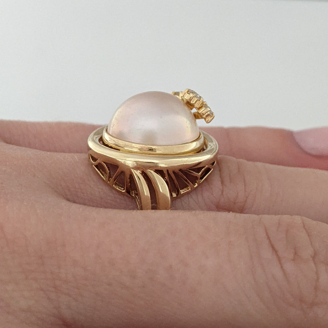 14K PEARL ROUND 14MM WITH (3) MELEE SWIRL TOP ESTATE RING 7.5 GRAMS