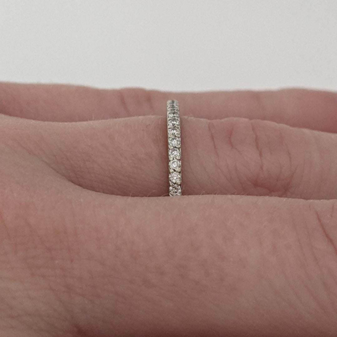 14K WHITE .15CTW I1 H DIAMOND ROUND (16) PRONG-SET ESTATE BAND 1.6 GRAMS