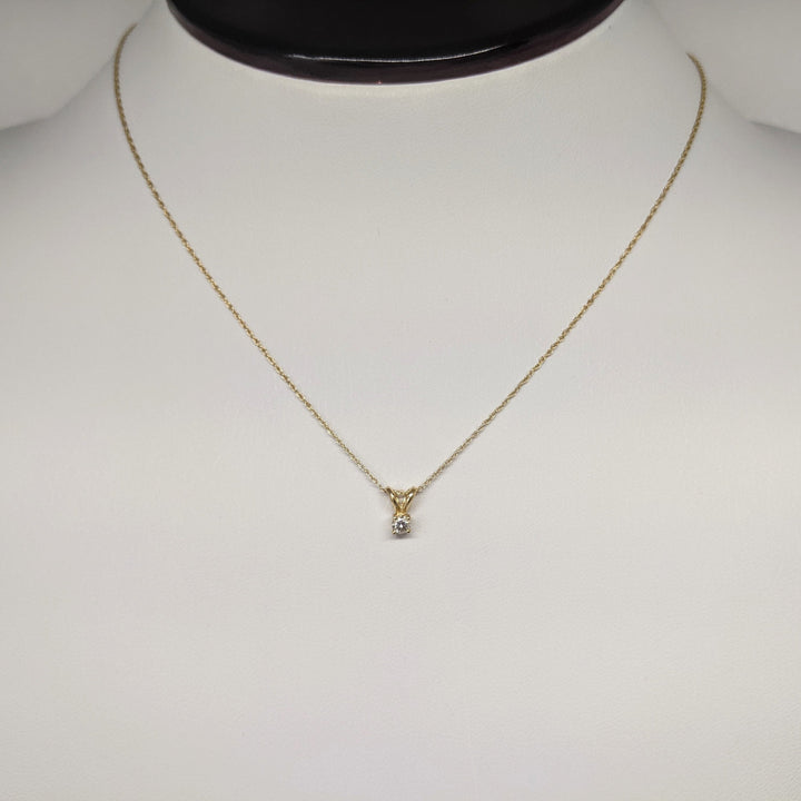 14K .07 CARAT TOTAL I1 K DIAMOND ROUND ESTATE PENDANT & CHAIN 0.7 GRAMS