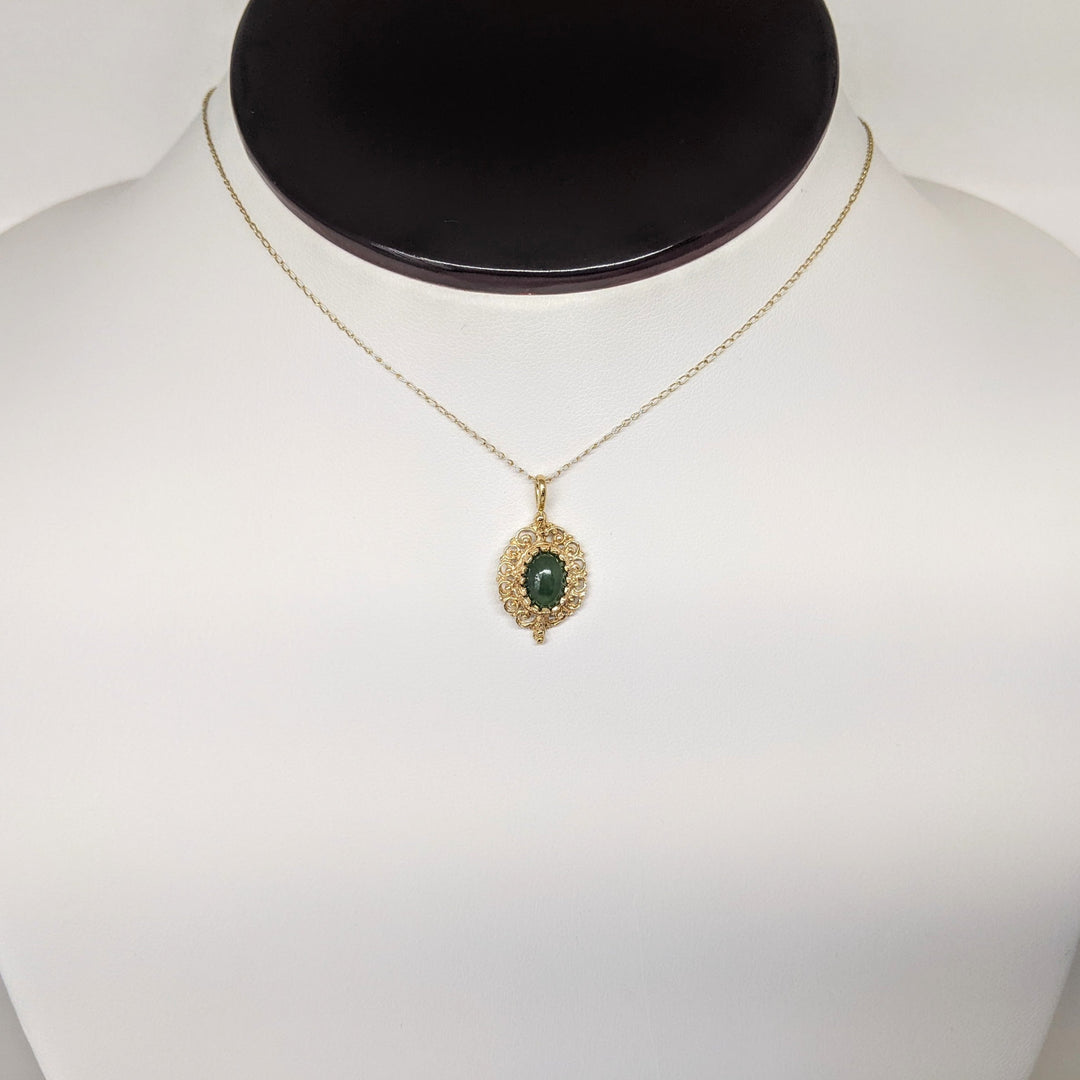 14K JADE OVAL 6X8 WITH GOLD TRIM ESTATE PENDANT & CHAIN 1.9 GRAMS