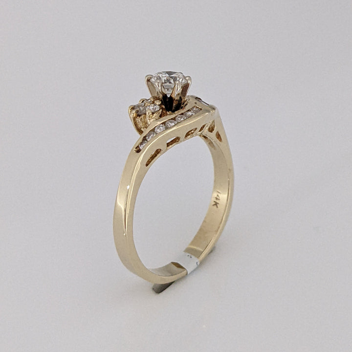 14K .71 CARAT TOTAL WEIGHT SI2-I1 H DIAMOND ROUND WITH BAGUETTE(6) AND MELEE(12) ESTATE RING 3.6 GRAMS