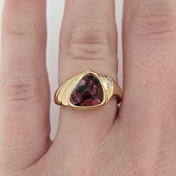 18K PINK TOURMALINE CABACHON TRILLION 8.75MM WITH (2) MELEE ESTATE RING 5.7 GRAMS