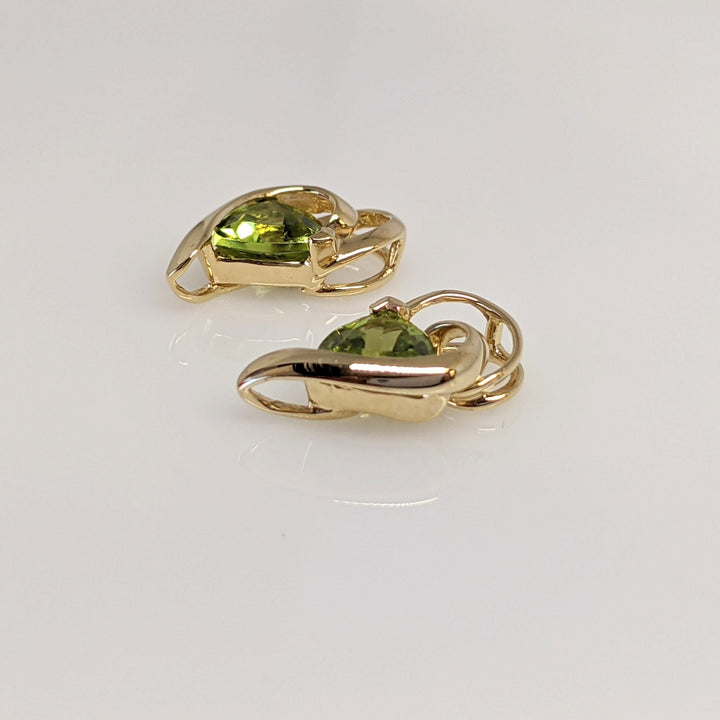 14K PERIDOT TRILLION 6MM SWIRL GOLD TRIM ESTATE EARRINGS 2.2 GRAMS