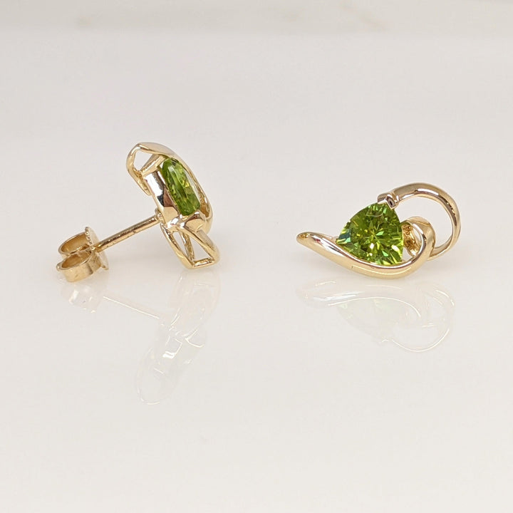 14K PERIDOT TRILLION 6MM SWIRL GOLD TRIM ESTATE EARRINGS 2.2 GRAMS