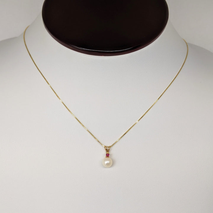 14K PEARL ROUND 5MM WITH 2MM RUBY ROUND ESTATE PENDANT & CHAIN 1.8 GRAMS