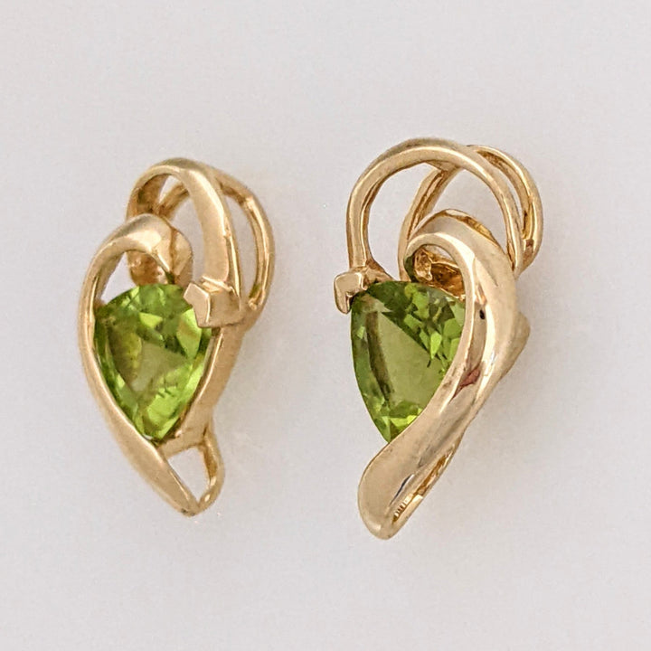 14K PERIDOT TRILLION 6MM SWIRL GOLD TRIM ESTATE EARRINGS 2.2 GRAMS