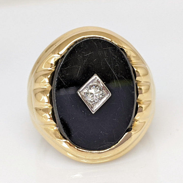 10K ONYX OVAL 13X17 WITH .05 DIAMOND TOTAL WEIGHT ESTATE RING 6.0 GRAMS