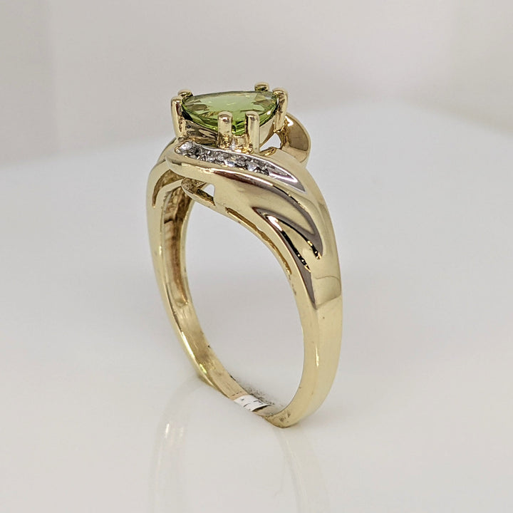 10K PERIDOT TRILLION 7MM WITH (10) MELEE ESTATE RING 3.6 GRAMS