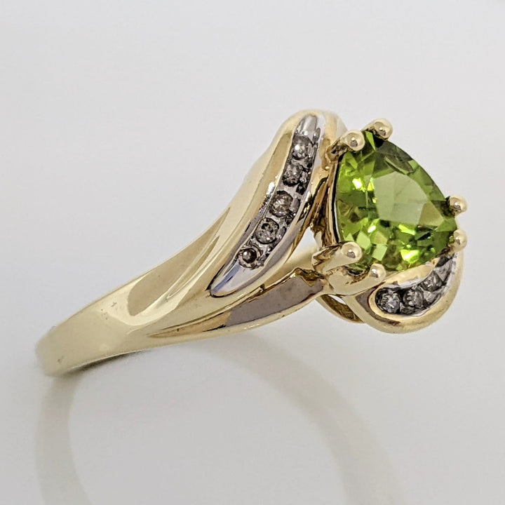 10K PERIDOT TRILLION 7MM WITH (10) MELEE ESTATE RING 3.6 GRAMS