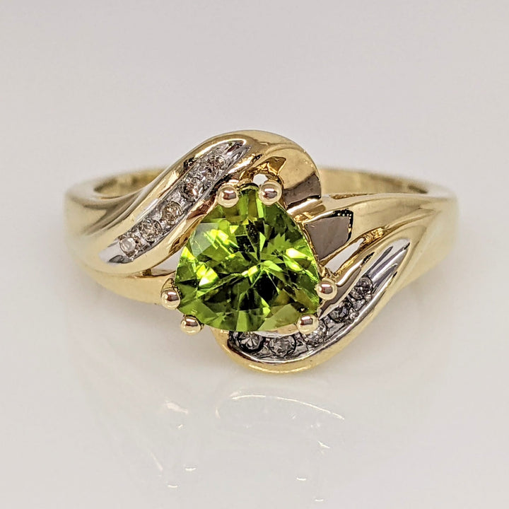 10K PERIDOT TRILLION 7MM WITH (10) MELEE ESTATE RING 3.6 GRAMS