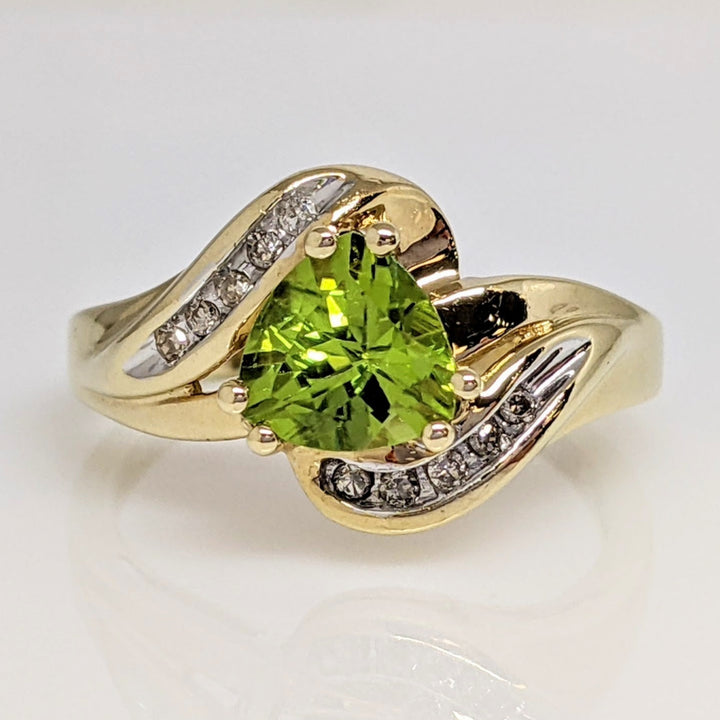 10K PERIDOT TRILLION 7MM WITH (10) MELEE ESTATE RING 3.6 GRAMS