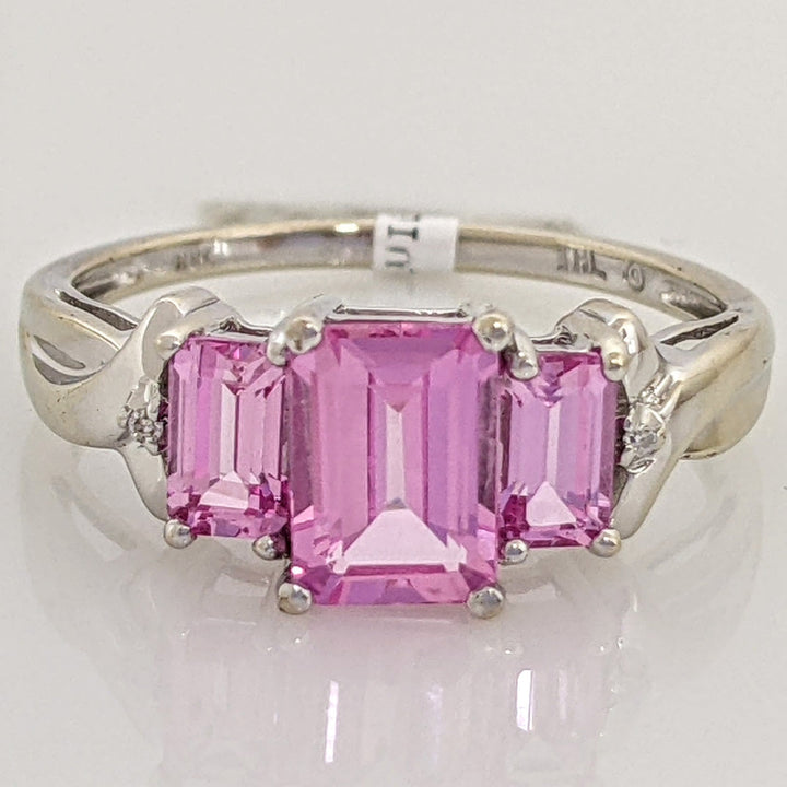 10K WHITE PINK STONE EMERALD CUT (3) WITH (2) MELEE ESTATE RING 2.2 GRAMS