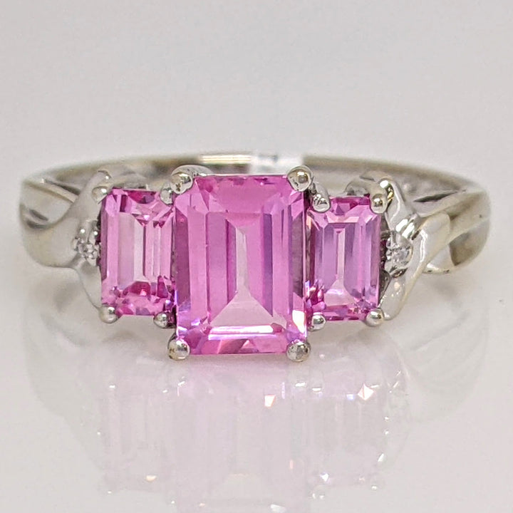 10K WHITE PINK STONE EMERALD CUT (3) WITH (2) MELEE ESTATE RING 2.2 GRAMS