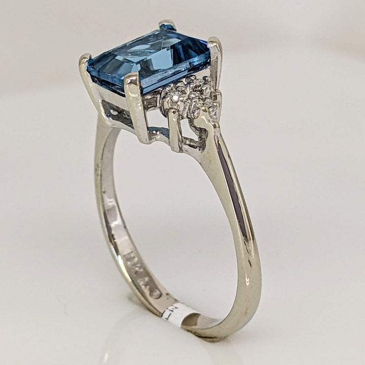 10K WHITE BLUE TOPAZ EMERALD CUT 6X8 WITH (6) MELEE ESTATE RING 2.6 GRAMS